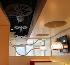 Diffuseurs ronds à éléments concaves NEX-C installés sur conduit exposé, restaurant Allo Mon Coco, Dix30