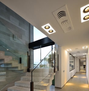 Le diffuseur rectangulaire PLAY-R idéal pour alimenter efficacement les couloirs tout en respectant les lignes architecturales