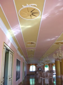 Diffuseur hélicoidal rond OTO-C installé dans les plafonds en gypse d'une salle au décor victorien
